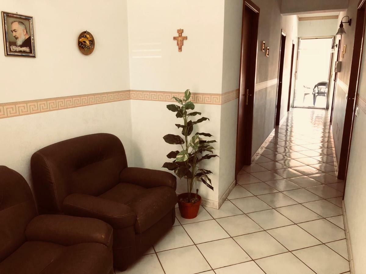 B&B Padre Pio Mascali Bagian luar foto